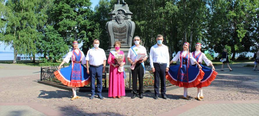 Любарский вручил удостоверения новым почетным гражданам Петрозаводска (ФОТО)