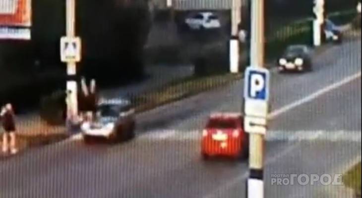 Момент наезда на двух девочек в Новочебоксарске попал на видео