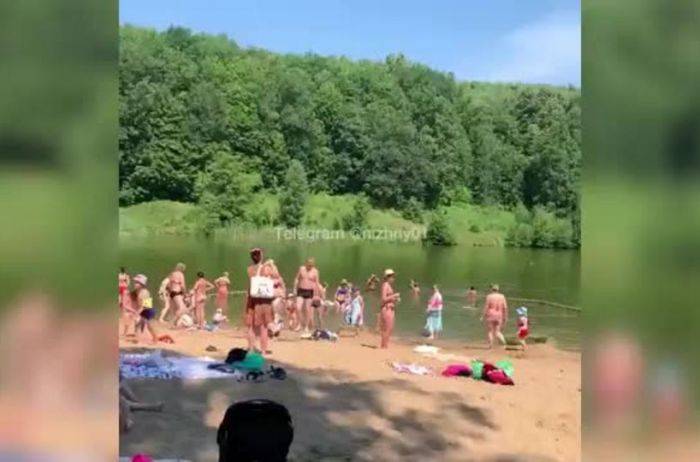 В России отдыхающие оттащили тело утопленника в канаву и продолжили купаться