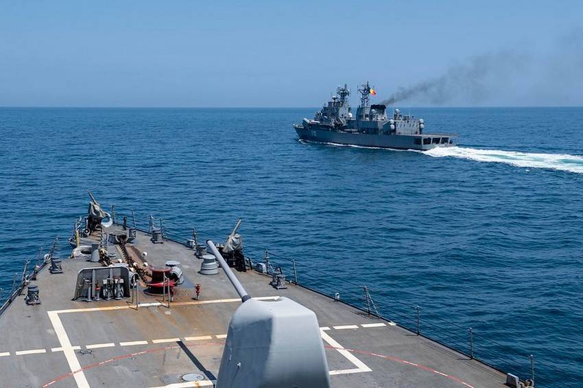 Американский эсминец УРО USS Laboon DDG58 покидает Чёрное море