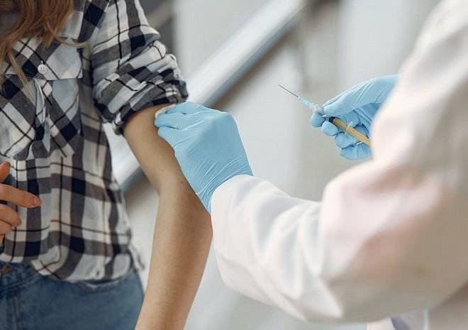 Роспотребнадзор анонсировал обязательную вакцинацию еще в восьми регионах