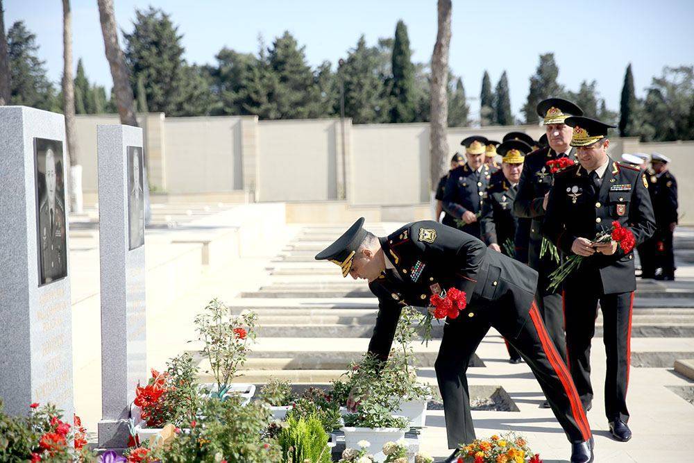 Личный состав Минобороны Азербайджана посетил Вторую Аллею почетного захоронения (ФОТО)