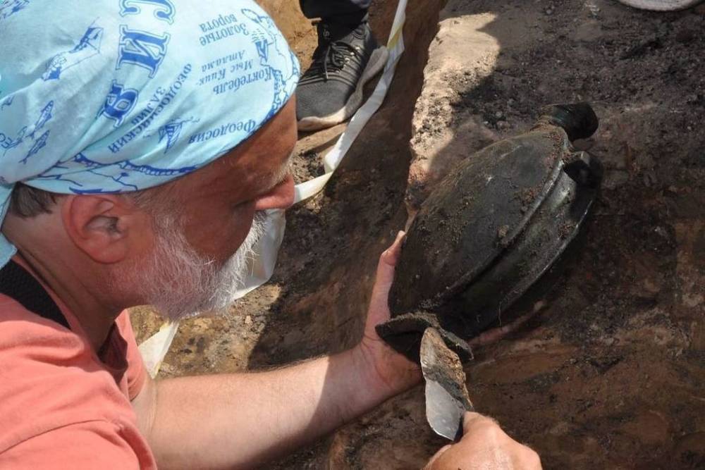 Старинную керамическую флягу нашли псковские археологи