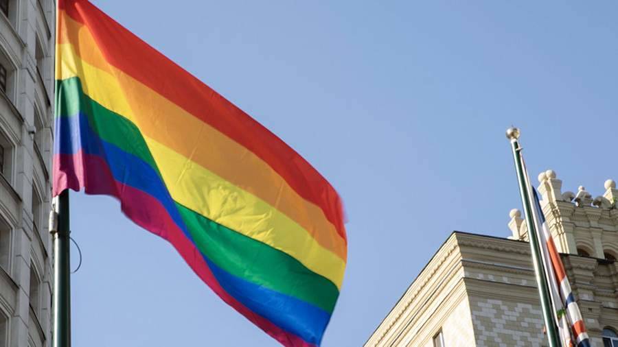 Посольство Великобритании в Москве вывесило флаг ЛГБТ
