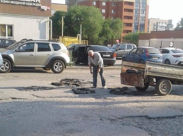 В Рязани пенсионер сам заделывает ямы на дороге