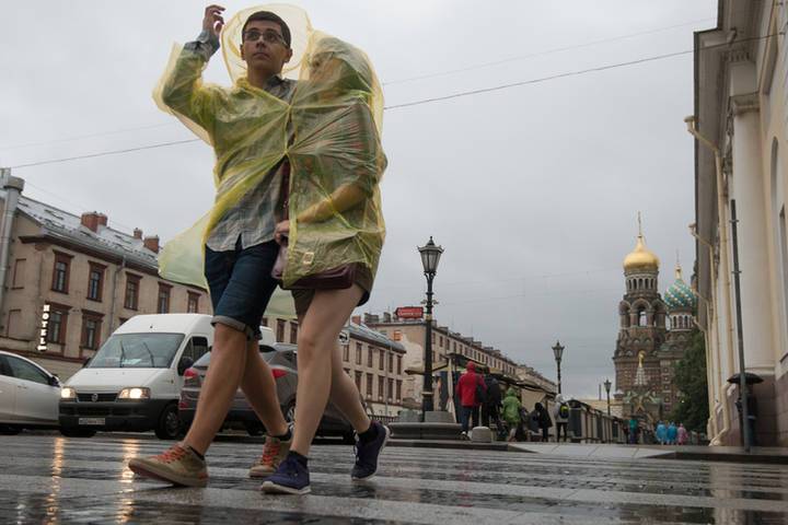 Петербуржцев предупредили о граде, ливне и грозах в субботу