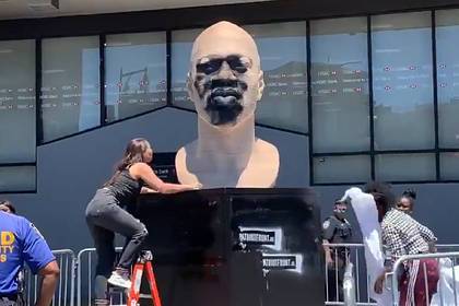 Белый памятник чернокожему Джорджу Флойду осквернили расисты