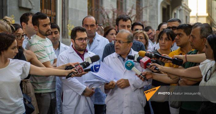 Медики обратились с письмом к властям Армении в поддержку профессора Чарчяна