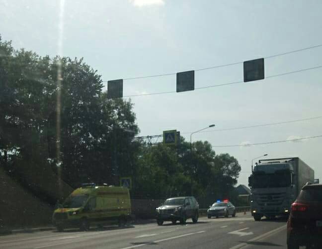 Под Тверью водитель внедорожника отвлекся на пассажирку и сбил пешехода