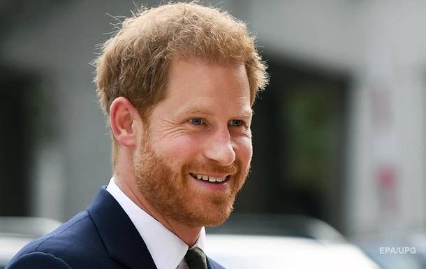 Принц Гарри прилетел в Лондон и увидится с братом – СМИ