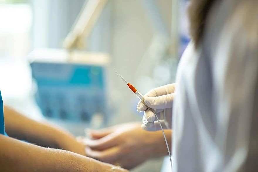 РСПП и ФНПР просят правительство принять решение об обязательной вакцинации всего взрослого населения России