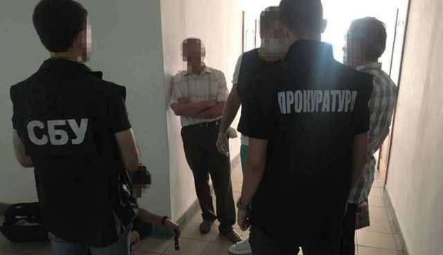 Во Львове на взятке поймали чиновника Фонда соцстраха