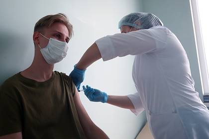 На Украине захотели вакцинировать подростков из-за опасности штамма «дельта»