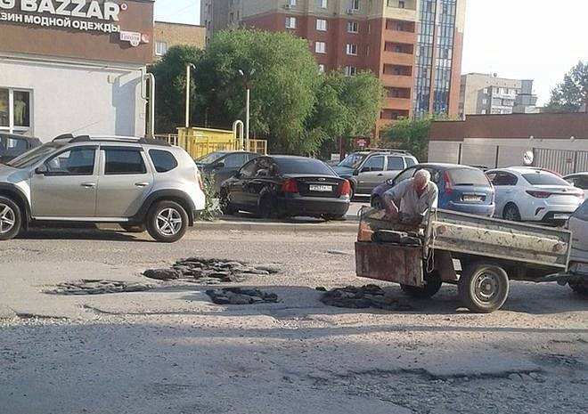 В Рязани засняли пенсионера, в 35-градусную жару заделывающего ямы на дороге