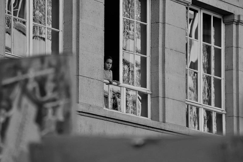 Двухлетний ребенок разбился, выпав с москитной сеткой из окна в Сланцах