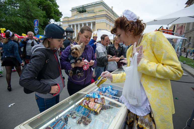 Петербуржцы вёдрами скупали мороженое во время аномальной жары