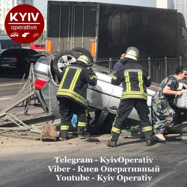 В Киеве произошла серьезная авария с переворотом авто (ФОТО)