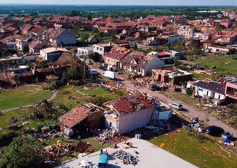 Последствия урагана в Чехии засняли с дрона: видео