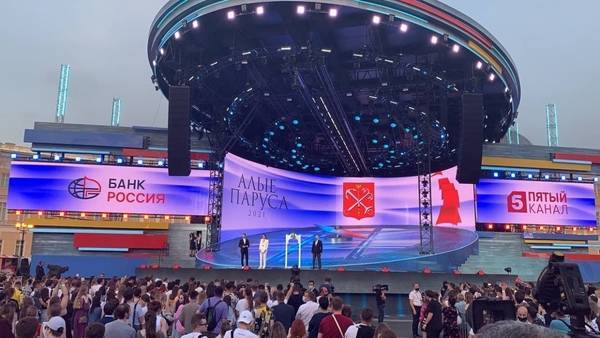 Александр Беглов поздравил выпускников на Дворцовой площади