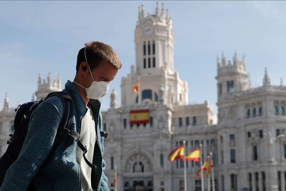В Испании отменяется обязательное ношение масок на улице