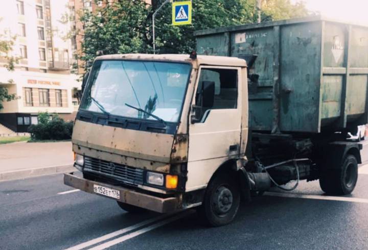 Видео: мужчина выбежал под грузовик в Московском районе Петербурга