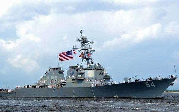 Американский эсминец движется в Черное море