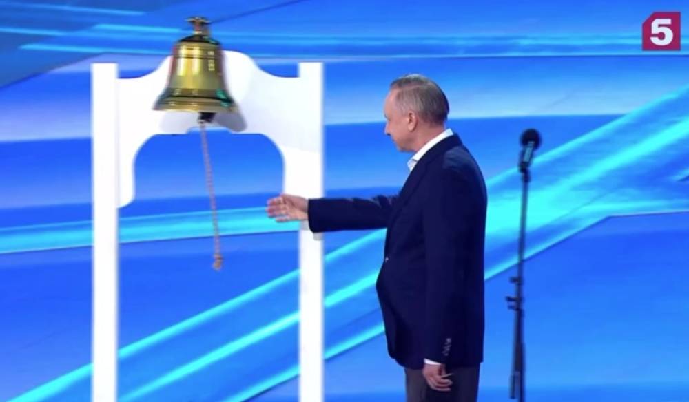 Губернатор Петербурга зажег публику на «Алых парусах» и порвал веревку от колокола