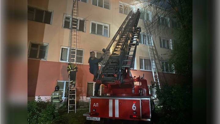 В Ивановской области в горящем доме погибли пожарный и подросток