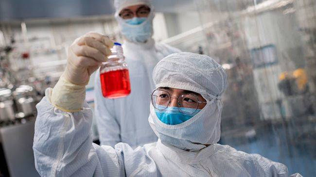 СМИ: Китай запугал власти Украины прекращением поставок вакцины от коронавируса