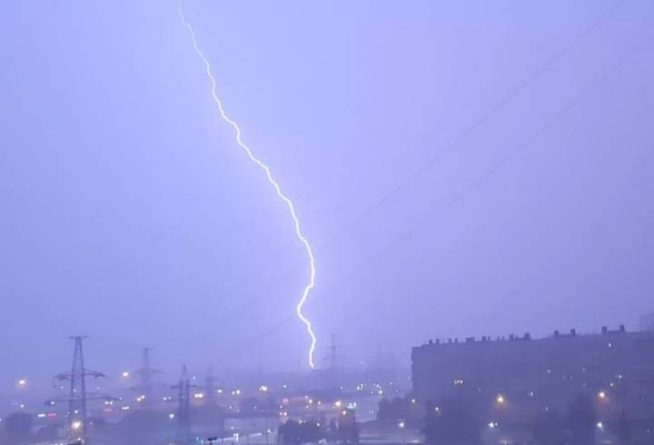 Видео: молния попала в вышку ЛЭП в Петербурге