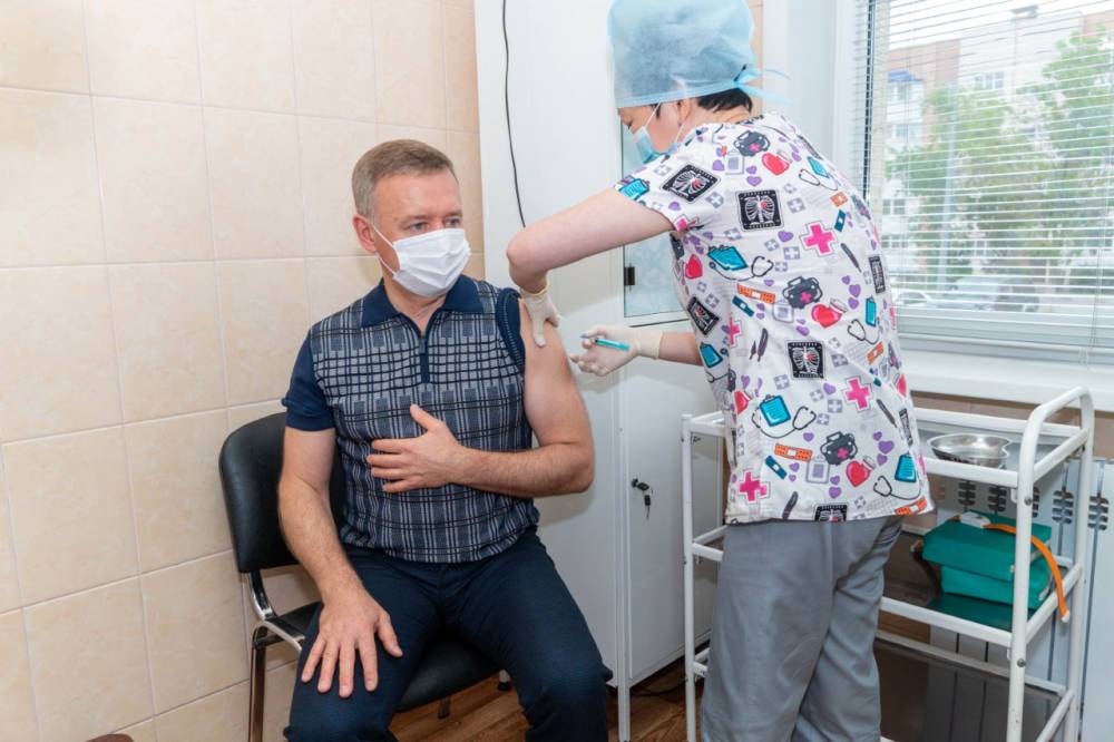 Мэр Южно-Сахалинска привился первым компонентом вакцины от COVID-19