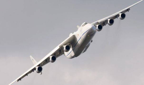 Самолет АН-225 Украины во время посадки на британскую авиабазу снес ограждение