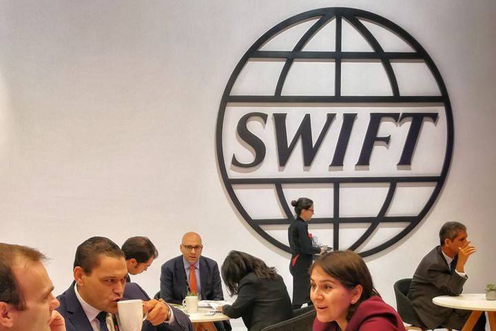 Немецкий политик оценил возможные последствия при отключении России от SWIFT