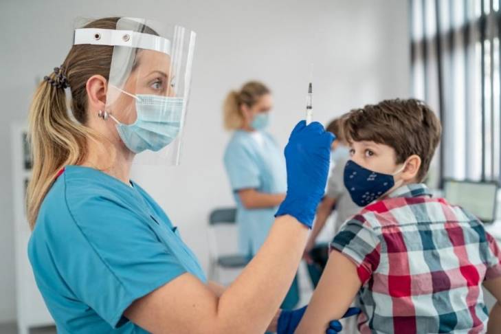 В Украине подростков планируют вакцинировать от коронавируса