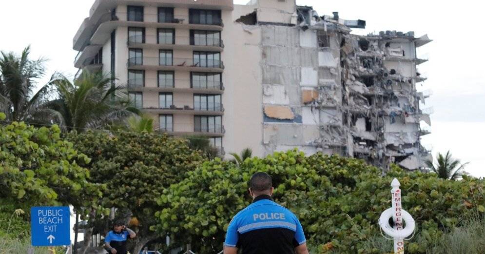 Появилось видео обрушения жилого дома в Майами