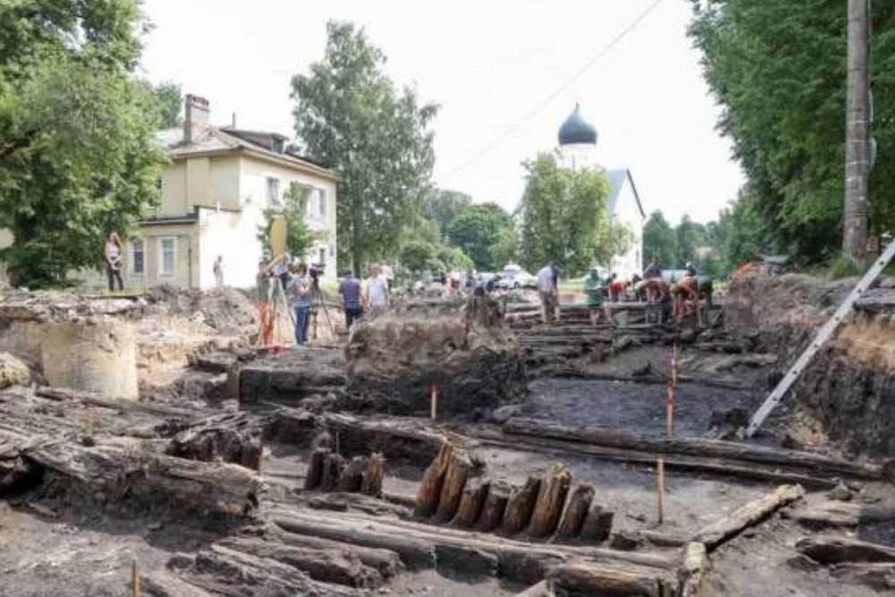 Археологи раскопали мостовую XIV века на Ильинской улице в Новгороде