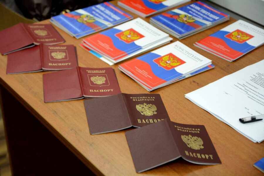 МИД России ответил на слова Зеленского о выдаче паспортов жителям ЛДНР