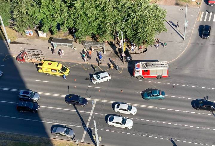 Фото: В Петербурге автомобиль врезался в другую машину и влетел в столб