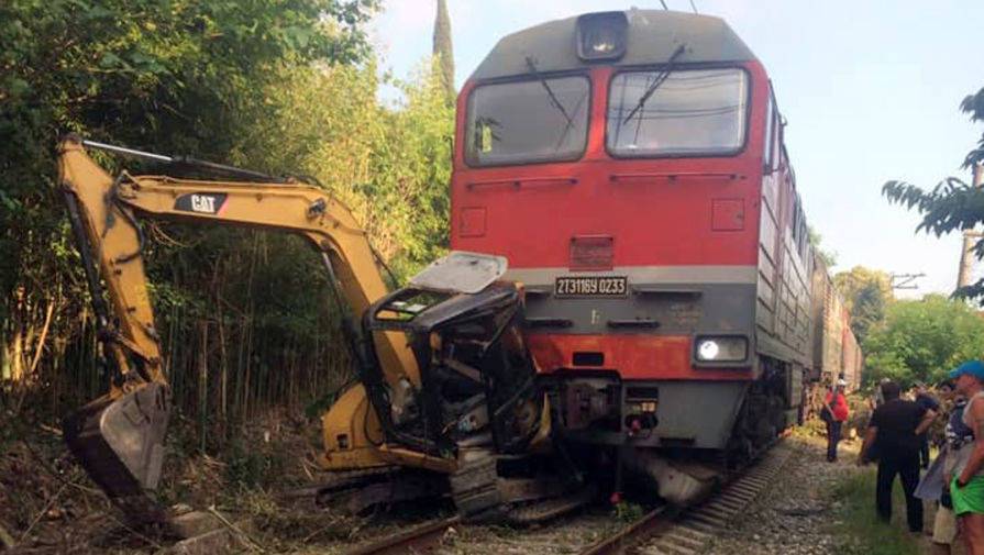 Поезд «Москва – Сухум» столкнулся с трактором вблизи Гагры