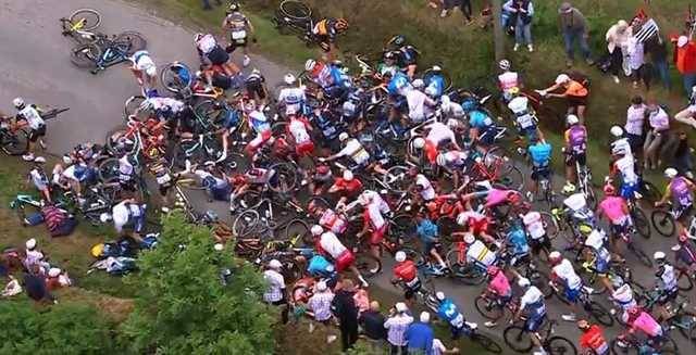 На "Тур де Франс" произошло массовое падение велосипедистов из-за болельщика с плакатом
