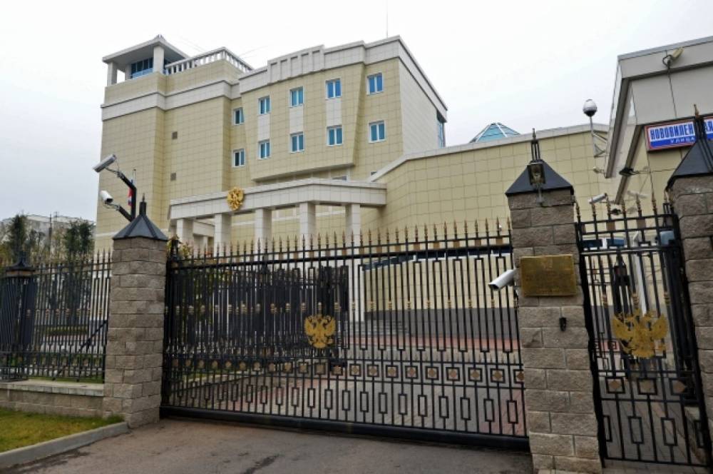 В Минске автомобиль врезался в ворота посольства России