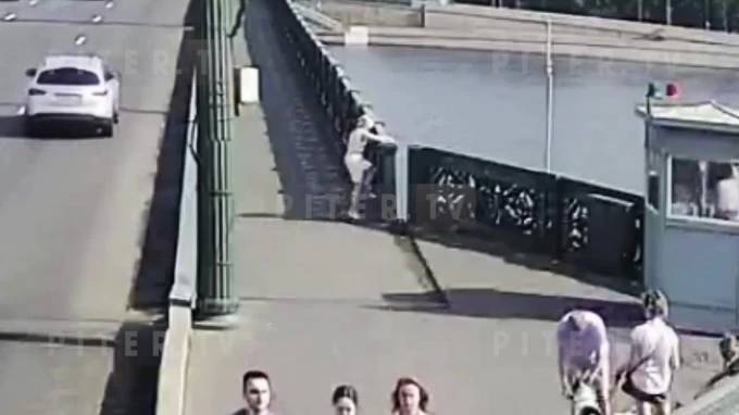 Молодая петербурженка пыталась прыгнуть в воду с Литейного моста