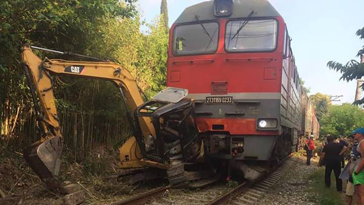 Авария на железной дороге остановила движение в Абхазии