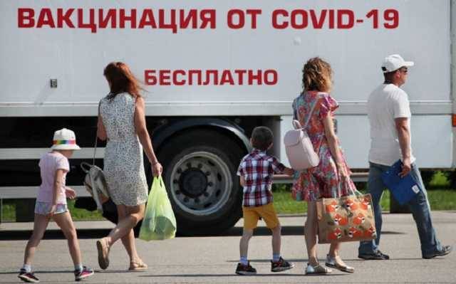 В России в разгар новой волны грянул дефицит вакцин: регионы приостанавливают вакцинацию