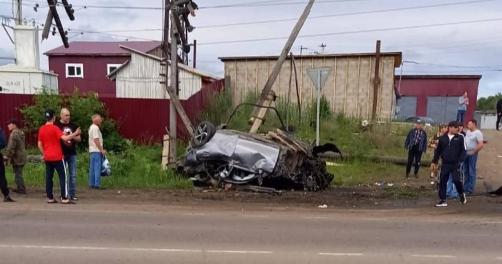Автомобиль врезался в столб под Красноярском, три человека погибли