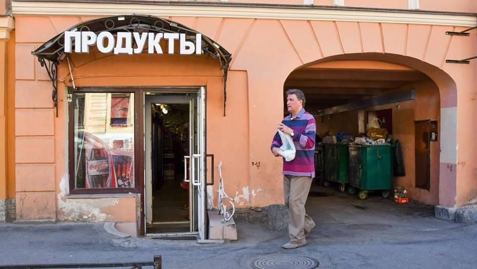 Голый житель Петербурга разгромил продуктовый на Васильевском острове