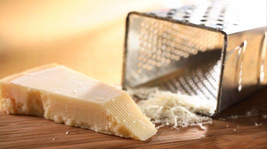Кулинарный лайфхак: Как виртуозно натереть сыр на терке — видео