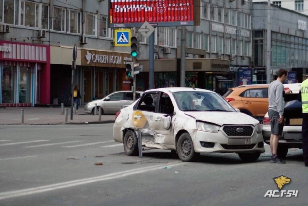 Три иномарки столкнулись в центре Новосибирска: есть пострадавшие