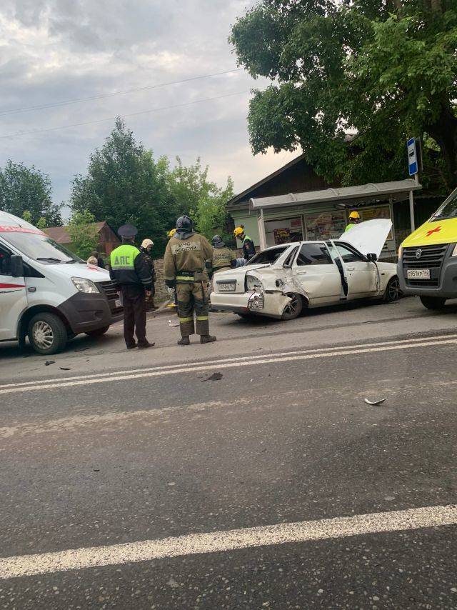 В Кемерове при столкновении двух автомобилей пострадали шесть человек