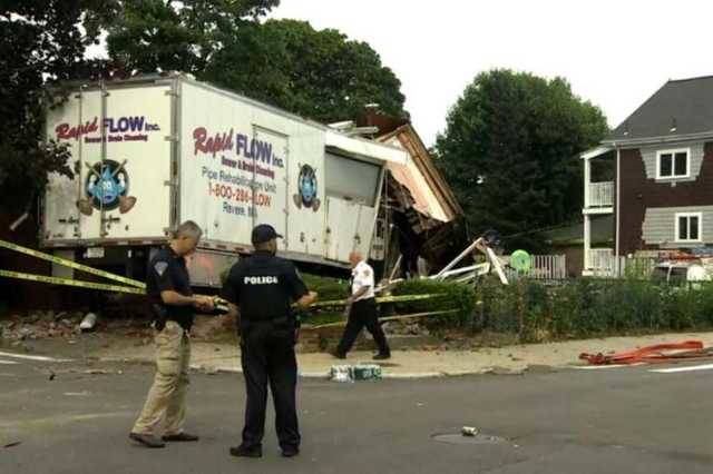 В Массачусетсе угонщик грузовика застрелил двух человек и погиб сам
